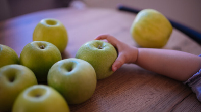 Infant agafant pomes (foto banc d'imatges: nenad_stojkovic)