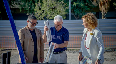 L'alcalde del Prat, Lluís Mijoler, el president de la COV, Antonio Pedrero, i la consellera de Territori, Ester Capella, preparen la primera pedra del nou edifici d'habitatge cooperatiu a l'Eixample Sud.