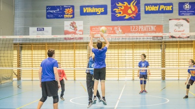 Entrenament de Vòlei en el marc del programa municipal Caràcter Esportiu al CEM Julio Méndez del Prat, març 2019