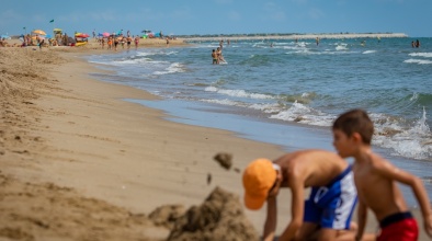 Nens jugant a la platja del Prat de Llobregat (2018)