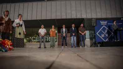 Els i les portaveus dels grups municipals d'ERC, Jordi Ibern; el Prat en comú, Alba Bpu; el PSC, Juan Pedro Pérez; i Podem, Carmelo Decla; aquesta tarda a l'acte amb motiu de la Diada acompanyant l'alcalde del Prat, Lluís Mijoler (al centre).