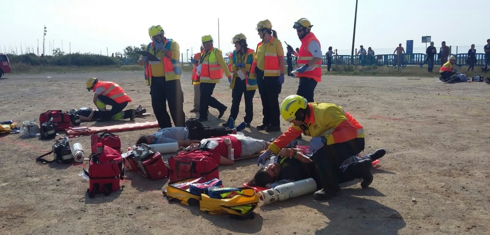 Simulacre d'emergència d'accident aeri a la platja del Prat.