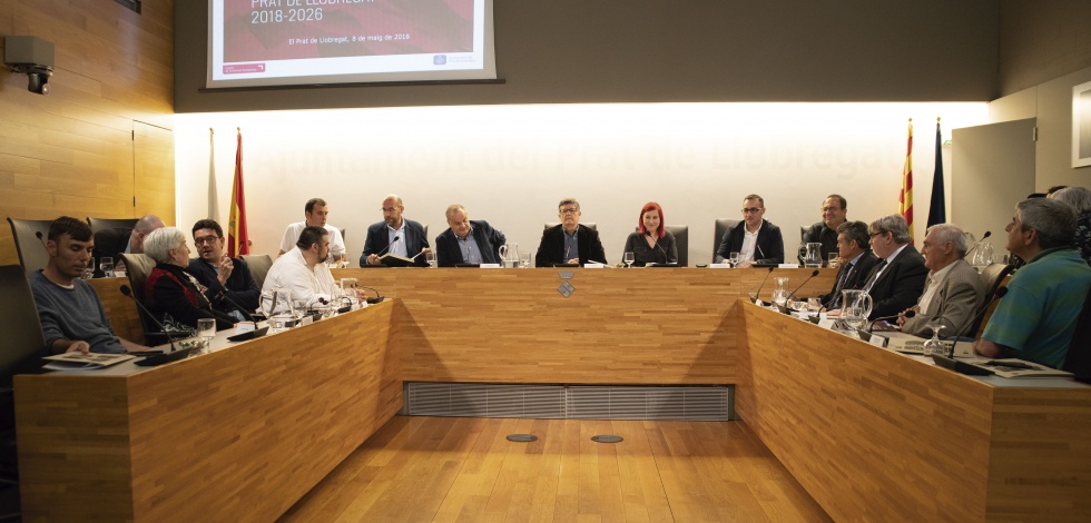 Representants municipals i d'agents socials i econòmics, en l'acte de signatura del Pacte local per a l’ocupació i l’activitat econòmica del Prat 2018-2026 al Saló de Plens