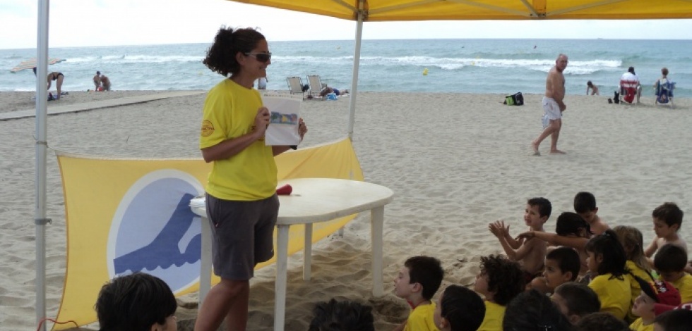 Descobrir la platja jugant, activitat infantil