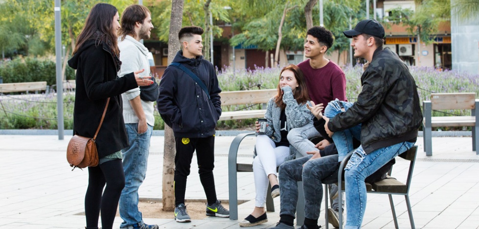 Amb el programa d'educació en el medi obert, es fa treball comunitari amb joves als espais públics 