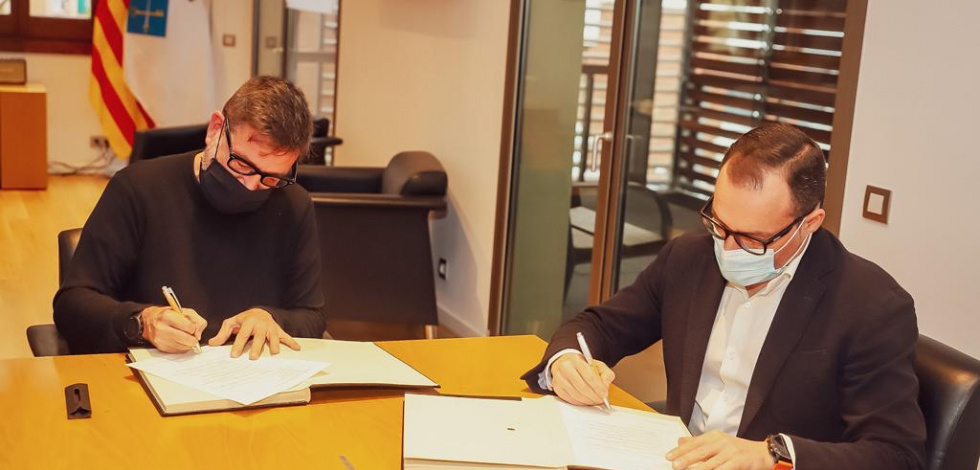 L'alcalde del Prat, Lluís Mijoler, i el primer tinent d'alcaldia, Juan Pedro Pérez, signen l'addenda a l'acord de govern, el 10 de desembre del 2021.