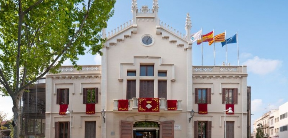 Façana de l'Ajuntament del Prat a la Plaça de la Vila