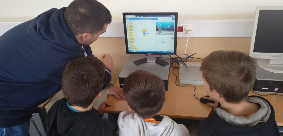 Un grup de 4t de l'Escola Bernat Metge rep la visita d'alumnes de l'Institut Baldiri Guilera que els ajuden a elaborar un videojoc de sostenibilitat (curs 2018-2019)