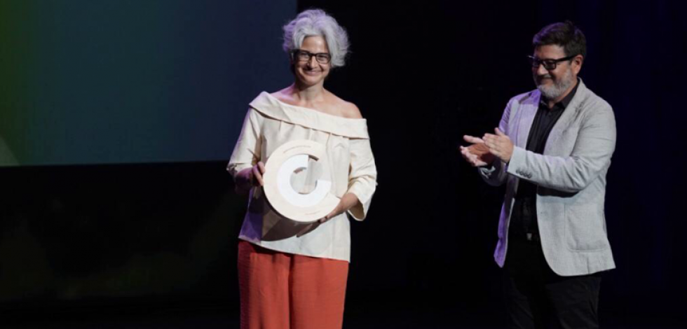 La filòloga Maria Bohigas, rebent el Premi Nacional de Cultura de la mà de l'alcalde del Prat, Lluís Mijoler 