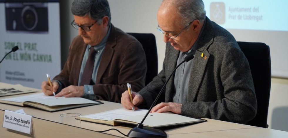 Signatura del conveni del programa IntersECCions per Lluís Tejedor, alcalde del Prat, i Josep Bargalló, conseller d'Ensenyament