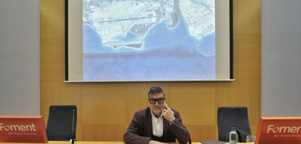 L'alcalde del Prat, Lluís Mijoler, mostra aquest dilluns a la seu de Foment com el canvi climàtic pot afectar el litoral deltaic i l'aeroport si no es prenen mesures urgents.