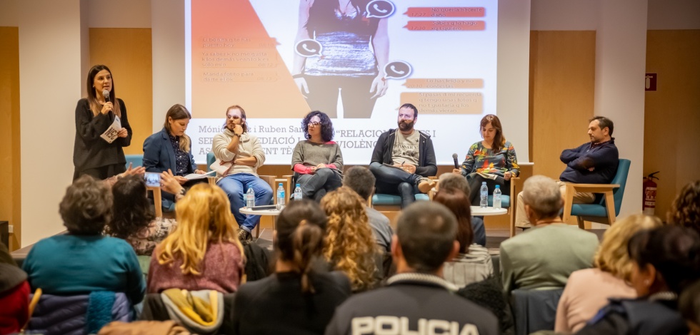 Taula rodona "Joves, relacions afectives i violències" al Centre Cívic Palmira Domènech