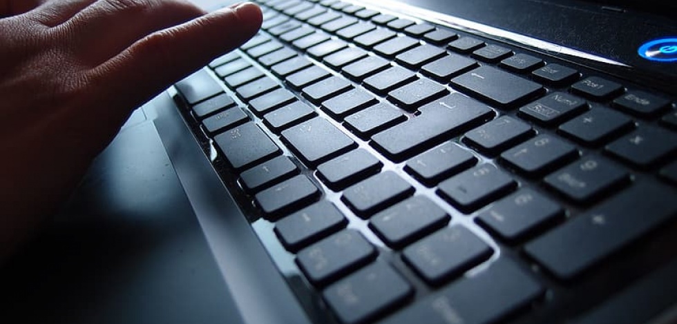 person using blacklaptop computer