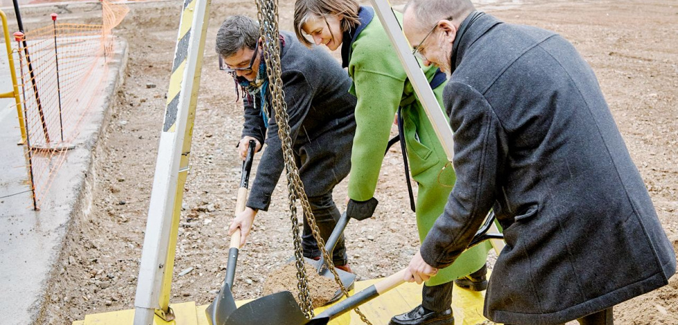 L'alcalde del Prat, Lluís Mijoler, l'arquitecta Judith Leclerc, i el conseller de Drets Socials, Carles Campuzano (d'esquerra a dreta) soterren la primera pedra de la residència municipal de gent gran.