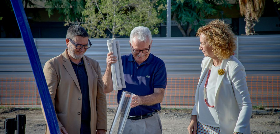L'alcalde del Prat, Lluís Mijoler, el president de la COV, Antonio Pedrero, i la consellera de Territori, Ester Capella, preparen la primera pedra del nou edifici d'habitatge cooperatiu a l'Eixample Sud.