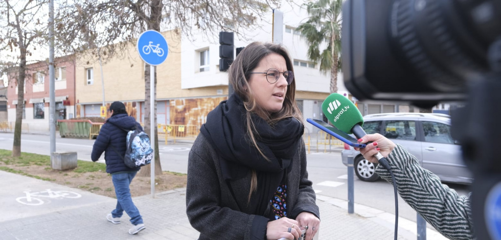 Anna Martín Cuello, davant de la futura llar provisional municipal