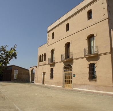 El Servei de Control de Mosquits es troba a Can Comas, al terme municipal del Prat de Llobregat