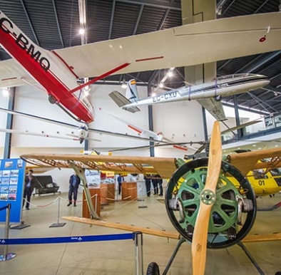 Exposició aeronàutica 100 anys d'aviació al Prat